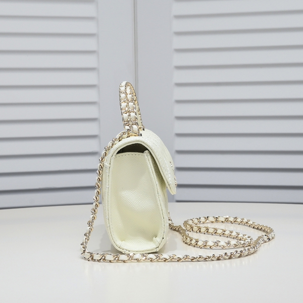 シャネルバッグ背面デザイン